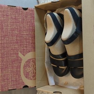 BNIB Born Pawnee Sandal in color BLACK Size 8